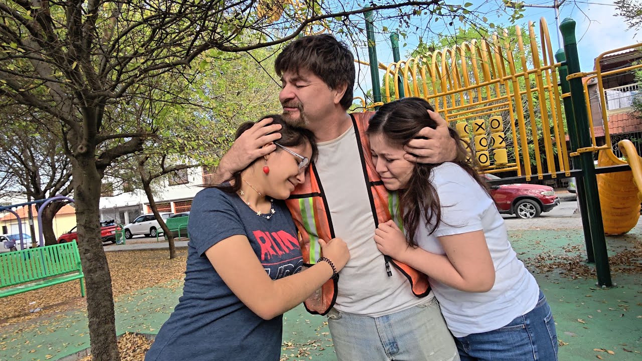 Le dí pizza llena de billetes a hermanas con hambre para salvar a su padre 😭 su reacción vale oro