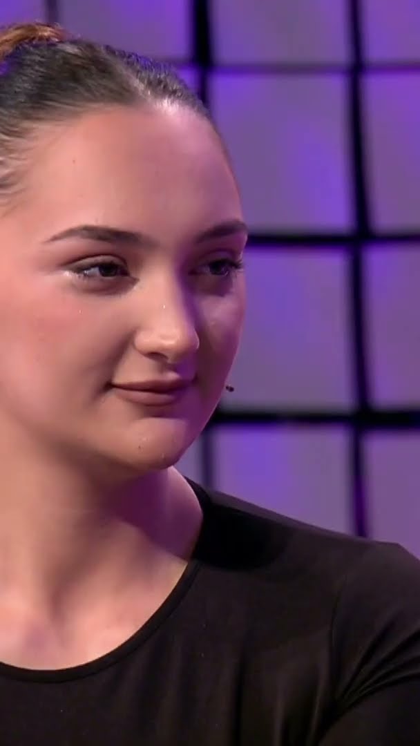 Klea në përballje me Xhonin: Mashtrus, i lidhur me mua dhe flet me të tjera. Xhoni: Dua dy ‘buza’