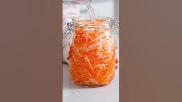How to make Đồ Chua - Vietnamese pickles carrots and daikon