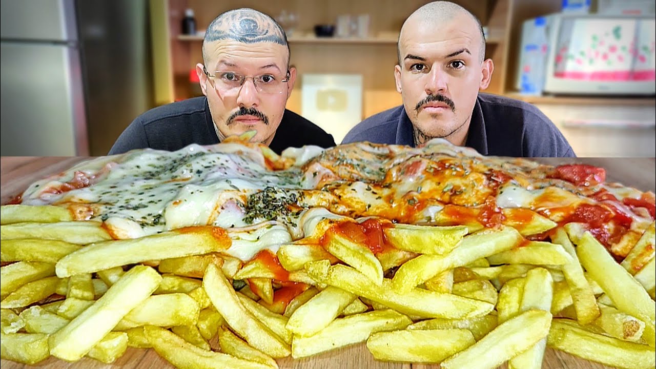 #563 COMENDO PARMEGIANA DE CARNE COM BATATA FRITA E MUITO QUEIJO.