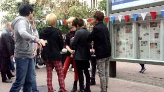 110906 SHINee in Russia - Waiting for the Bus