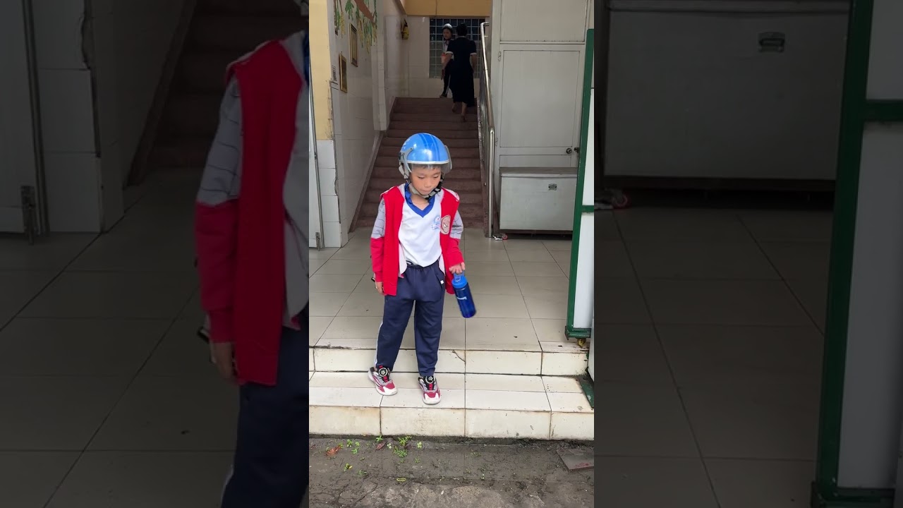 Bố con lạc nhau chỉ vì bố đứng gần cầu thang quá con không nhìn thấy bố để đi xuống 