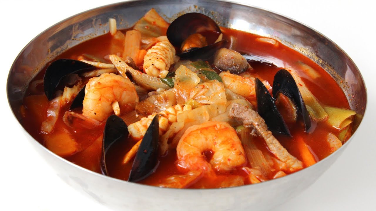 Korean spicy seafood noodle soup (jjampong:)
