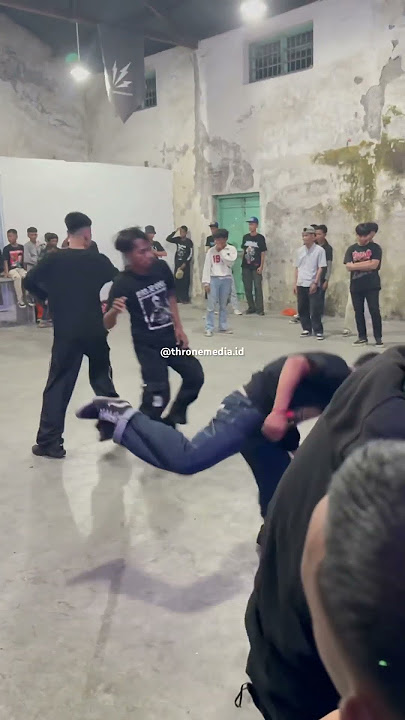 Ciat ciat 🤸 #crowd #moshpit #mosh #moshing #shorts #pogo #chaos #twostep #gigs #punk #hardcore