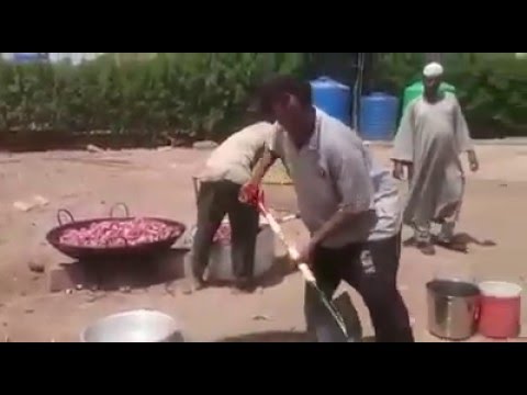 تقليب اللحمة بكوريك في زواج سوداني.. يتسبب في موجة هجرة الى السودان