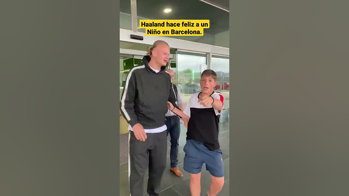 Erling Haaland hace feliz a un Niño en su llegada a Barcelona 2022.