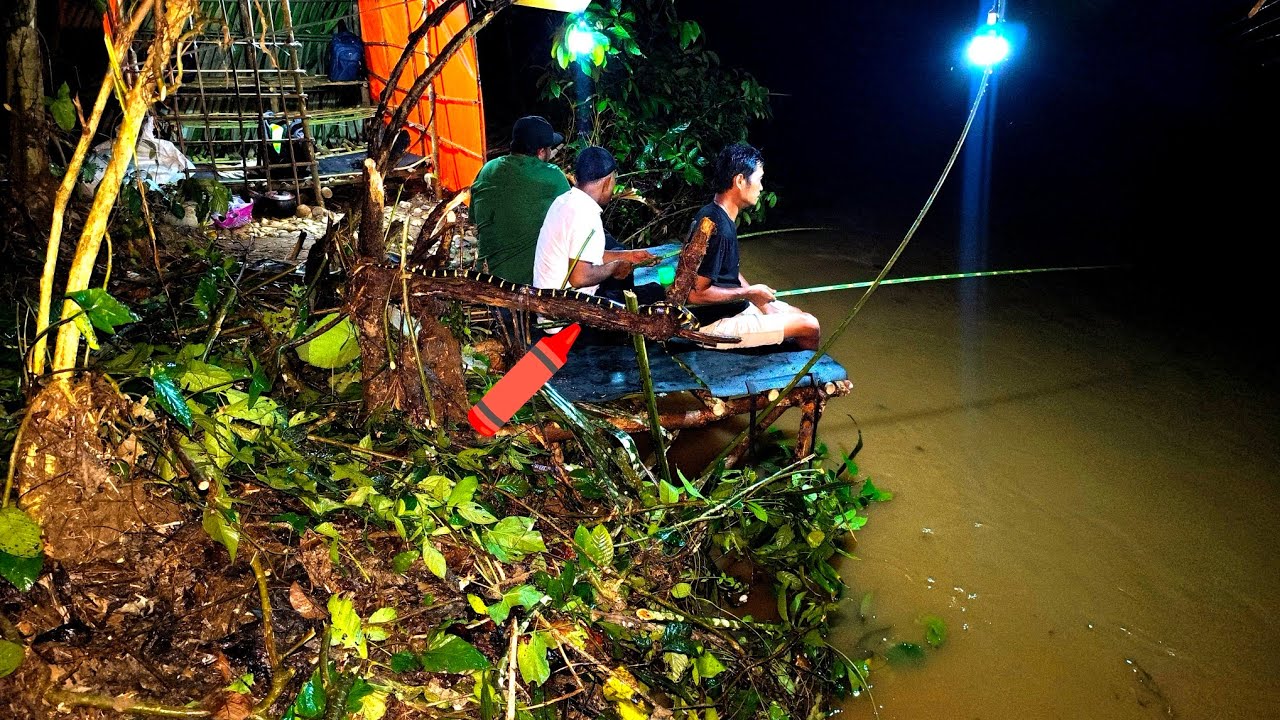 кемпинг, сильный дождь, гром и молния // Речная вода разлилась посреди ночи