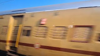 20631 Maq TVC Vande Bharat express overtakes 16610 Maq Palakkad Jn express at Kannur South station!