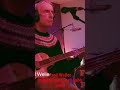 Paul weller en el bajo para una cancin de su hija leah