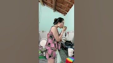 Hướng dẫn chị em ăn chuối đúng cách 🍌