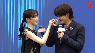 永野芽郁&高橋文哉、ハプニング発生で思わぬ急接近!?会場からどよめき『からかい上手の高木さん』完成披露舞台あいさつ