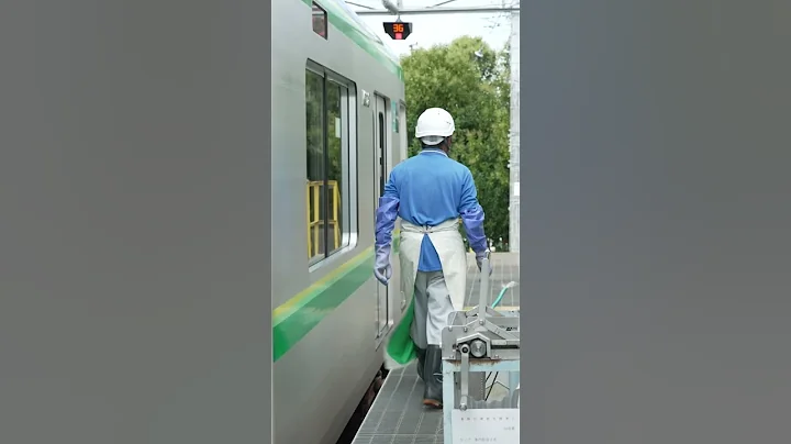 Tokyo Metro cleans its trains every 15 days. #clean #Tokyo #trains