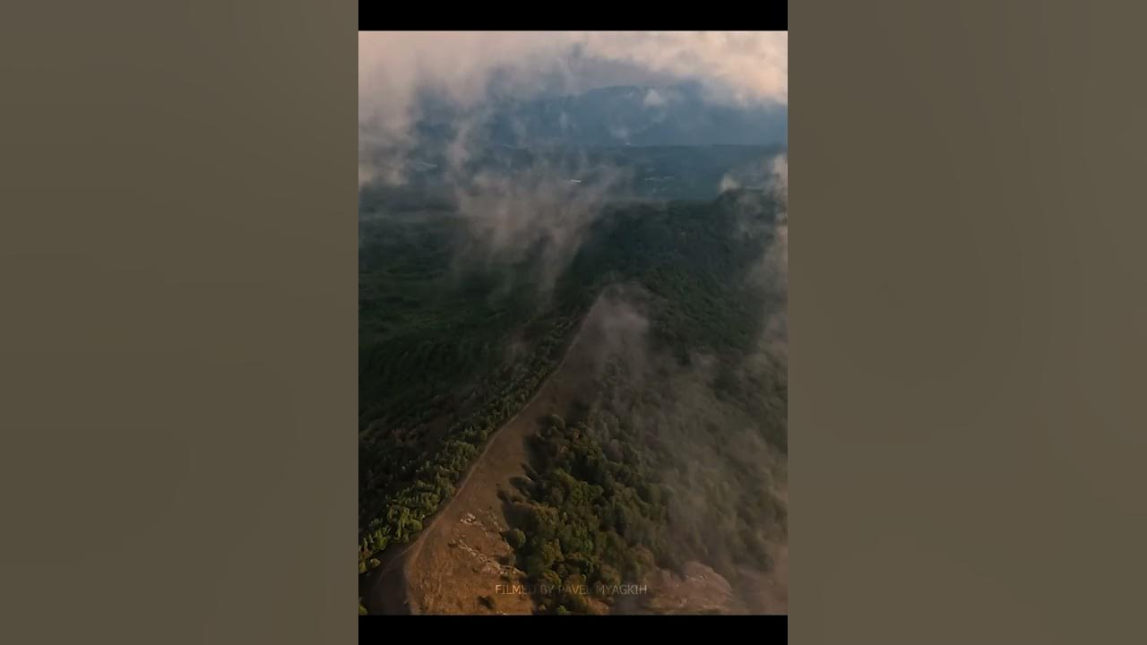 Синева небес. Девочка на облаке. Полетай со мной в облаках. Девушка взлетает. Летать в облаках.
