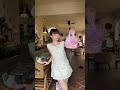 Hôm nay trời nhẹ lên cao, em mang vibe mềm mại đi dạo phố. ☁️✨