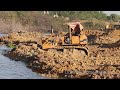 អាប៉ុលរុញដី ឡានបែនចាក់ដី Komatsu bulldozer pushing dirt & Scania, Hyundai dump trucks loading dirt