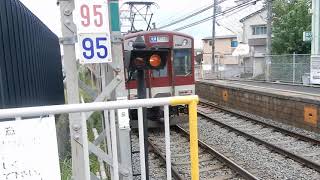 近鉄京都線　狛田駅1番ホームに1254系普通が発車　2番ホームを3200系急行が通過