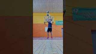 Два баскетбольных мяча в кольцо 🤔 это реально? #баскетбол #basketball #trickshots