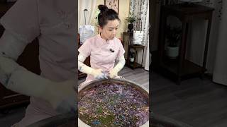 Use different colors mixed on the surface of the water to create a beautiful bag