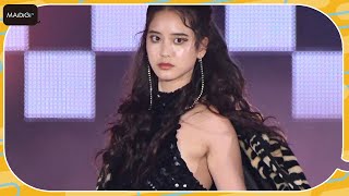 山崎紘菜、超ミニスカ×ストッキングで大人の美脚見せ　アニマル柄でワイルドムード　「ガルアワ」に登場