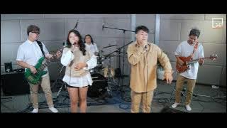 Tak Ingin Usai   Cukup (Cover) - Aura Band | Live Session