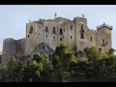 Video: Mura Con Leggende: In Cui I Castelli Della Transcarpazia Diavoli, Fantasmi E 