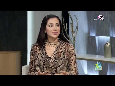 فيديو: غير لامع ، لامع ، ساتان: أي أحمر شفاه أفضل للنساء فوق سن الأربعين؟