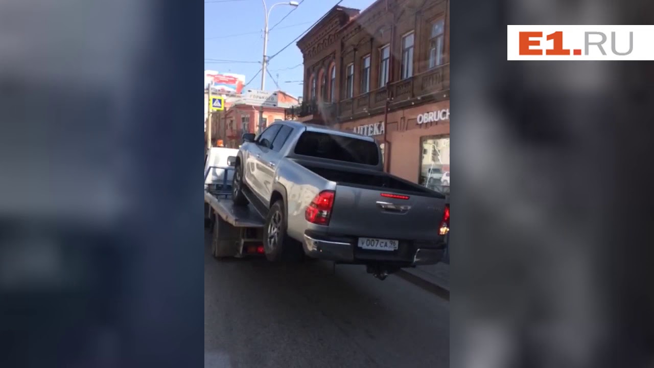 ⁣Водитель пикапа пытается уехать с эвакуатора