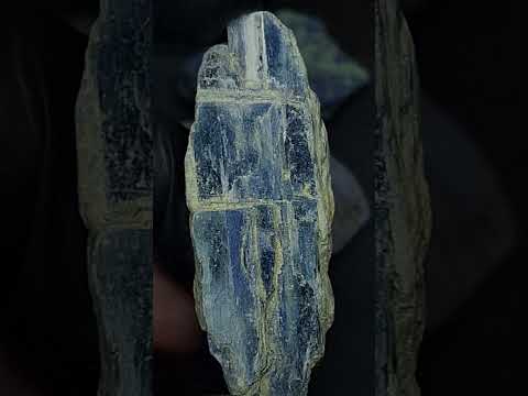 حجر كيانيت خام طبيعي تحفة للإقتناء أو الإهداء