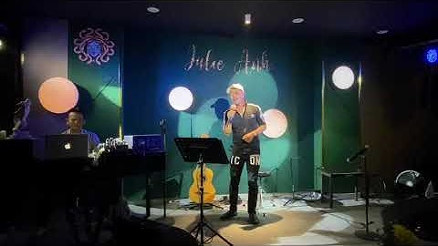 Hai vì sao lạc trường vũ