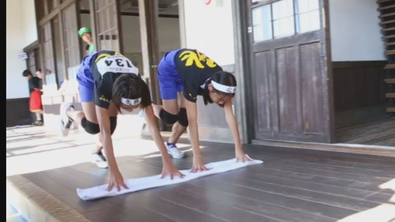 100メートルの廊下を雑巾がけ 愛媛県西予市でz 1グランプリ Youtube 100メートルの廊下を雑巾がけ 愛媛県西予市でz 1グランプリ Youtube