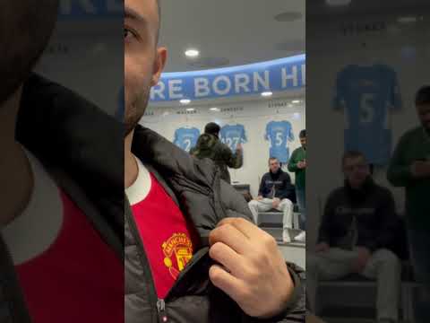مشجع مجنون يلبس بلوزة مانشستر يونايتد داخل غرفة تبديل ملابس مانشستر سيتي 