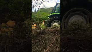 Limpieza de finca#tractor trabajando#buen desbroce con cadenas#Asturias#nature# jardinería 👨🌾
