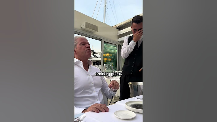 The Waiter Tried Not to Laugh… But He Failed! 😂