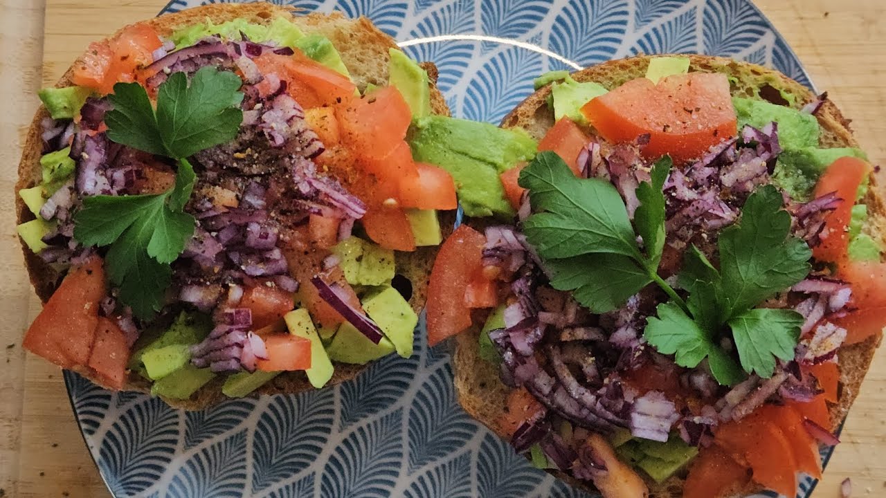 Gesundes Avocado-Brötchen mit frischen  Tomaten & roter Zwiebel