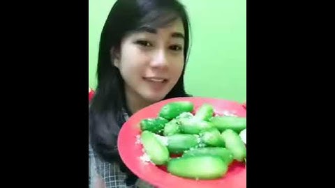 Cewek cantik makan belimbing wuluh + garam