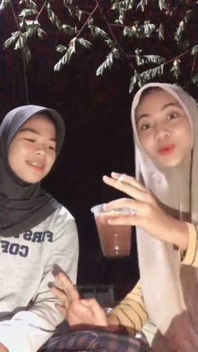 WANITA BERJILBAB NGOPI SAMBIL MEROKOK