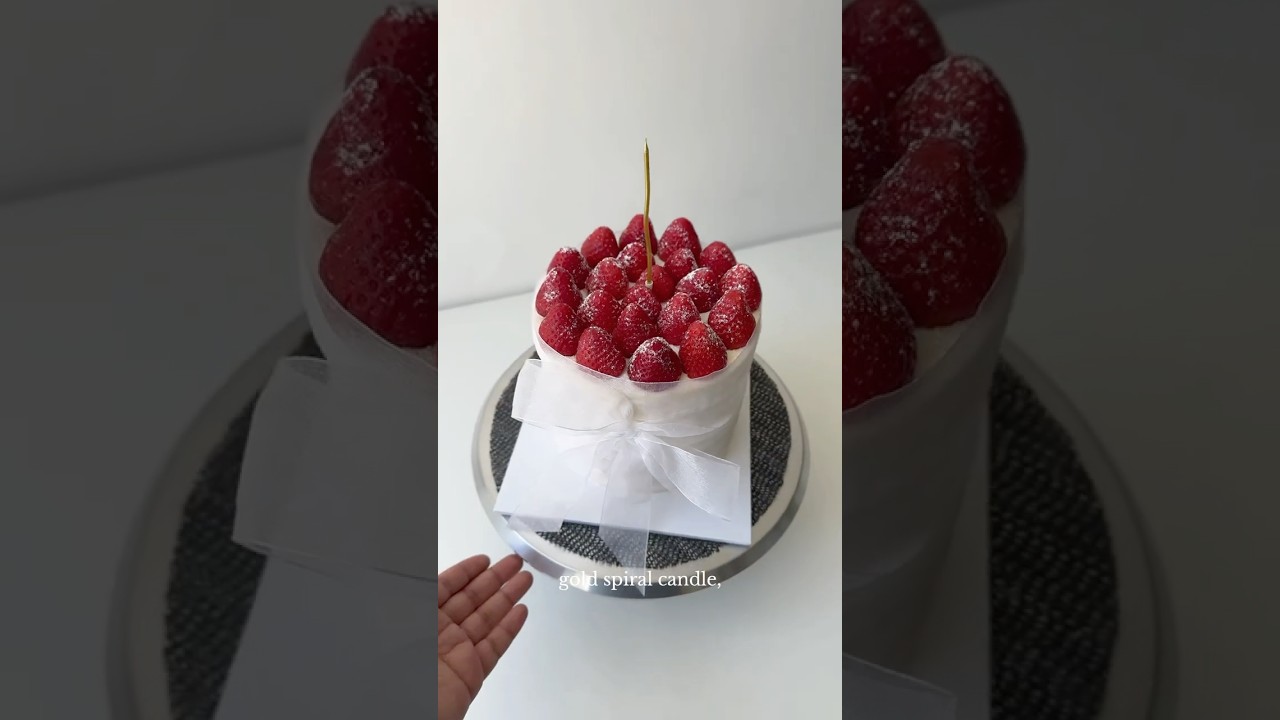 Decorate a strawberry cake 🍓🍰 #cakedecorating #cakeseries #cake #baking #buttercreamcakes
