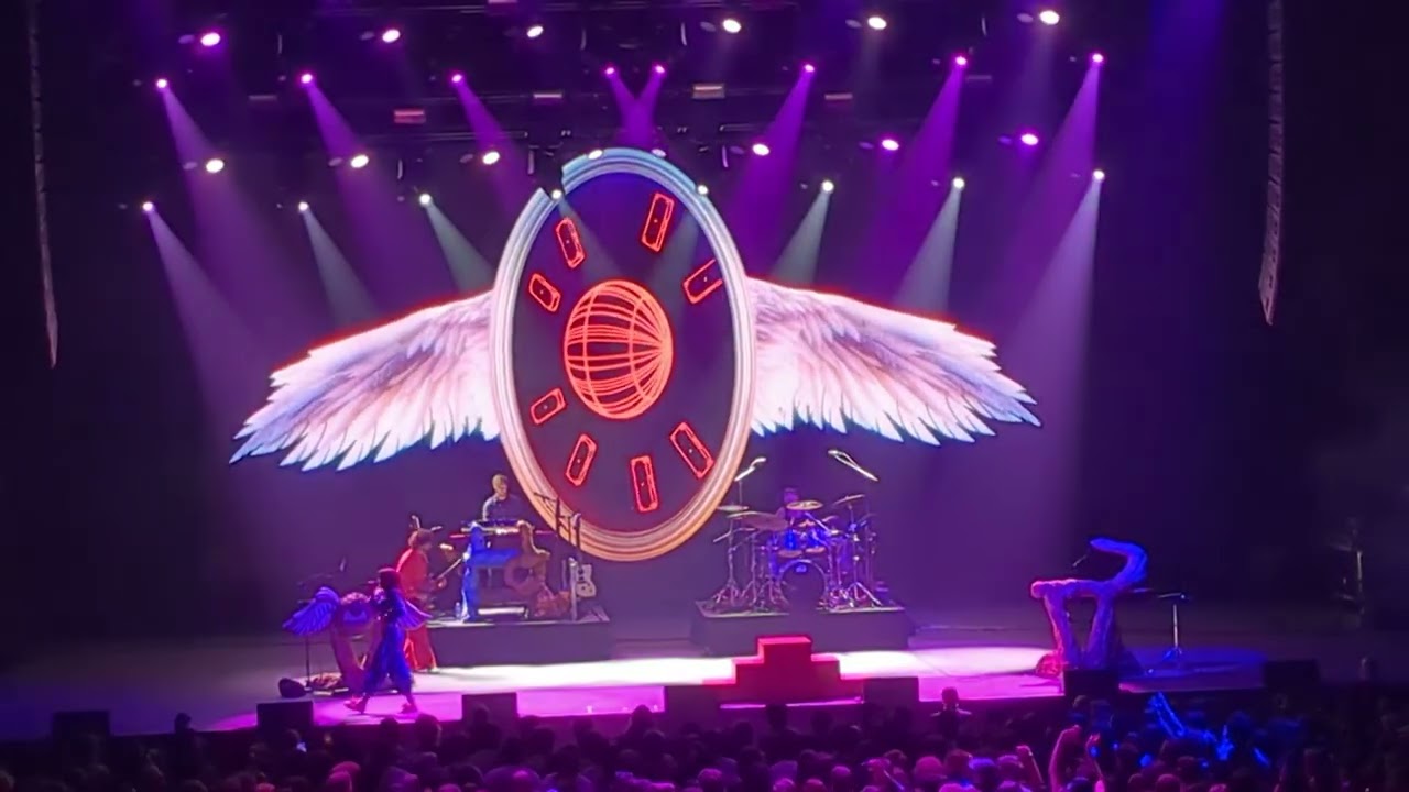 Magdalena Bay - Paint Me a Picture (live NYE)