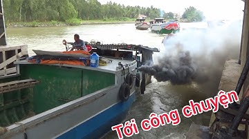 Cả Bầu Trời Khói Đen  Khi Chiếc Ghe Cố Gắng Chạy Hết Ga Vượt Cống