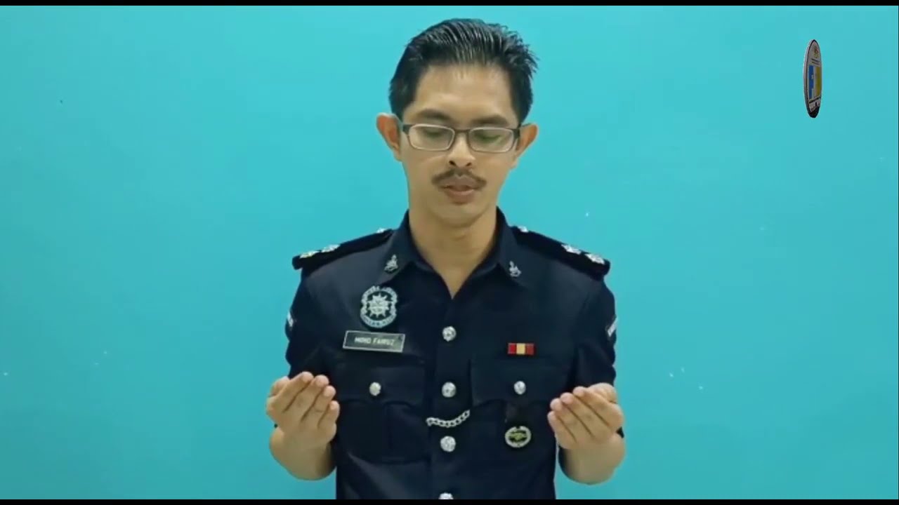 Baju kadet polis perempuan