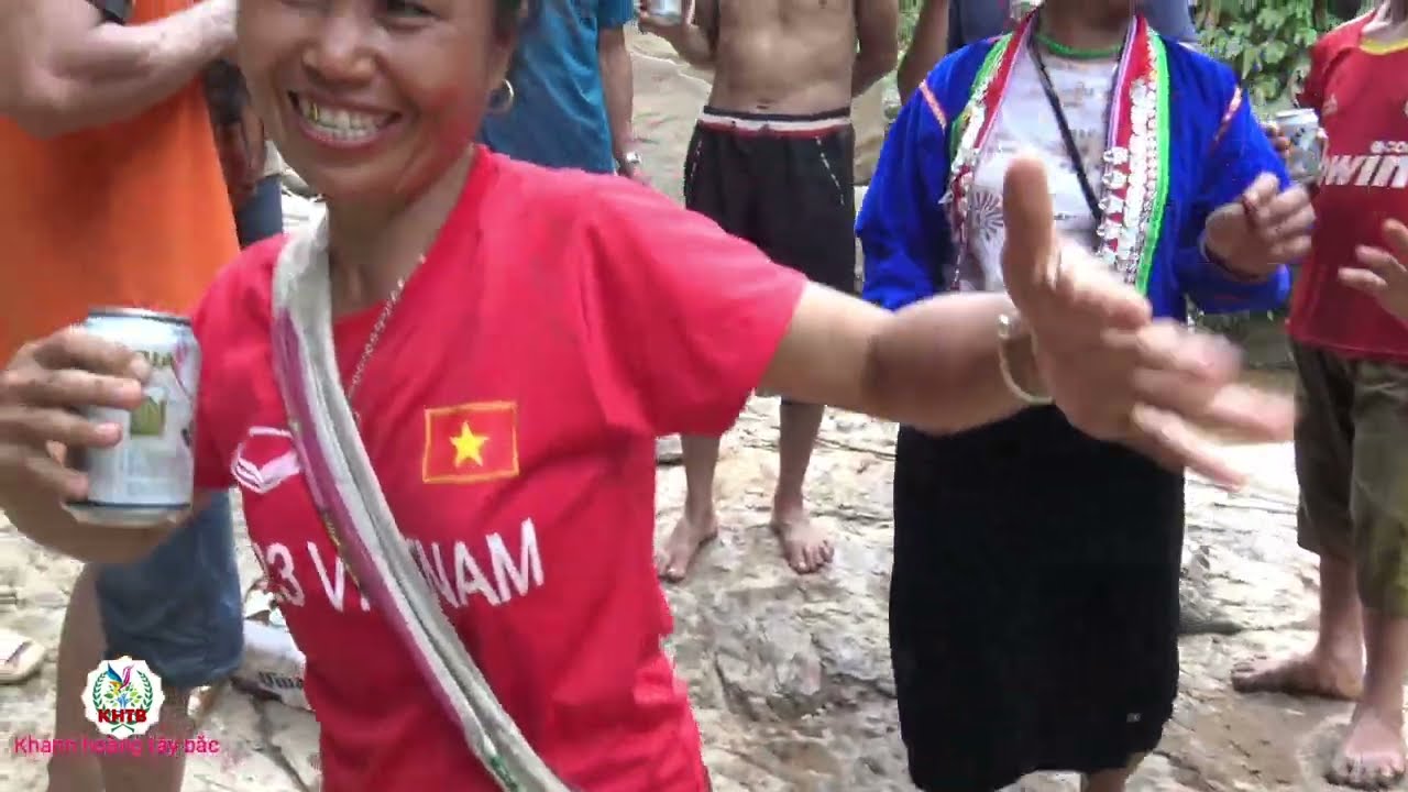 Múa lào khơ mú tây bắc tại thác nước đẹp nhất tin tát