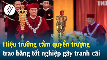 Hiệu trưởng cầm quyền trượng trao bằng tốt nghiệp gây tranh cãi