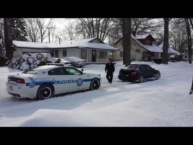 アメリカの大雪で立ち往生したパトカーを日本車が引っ張る動画 やっぱスバルすげえ 音が良い の声 動画 ライブドアニュース アメリカの大雪で立ち往生したパトカーを日本車が引っ張る動画 やっぱスバルすげえ 音が良い の声 動画 ライブドアニュース