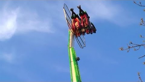 Vast in kermisattractie - RTL NIEUWS