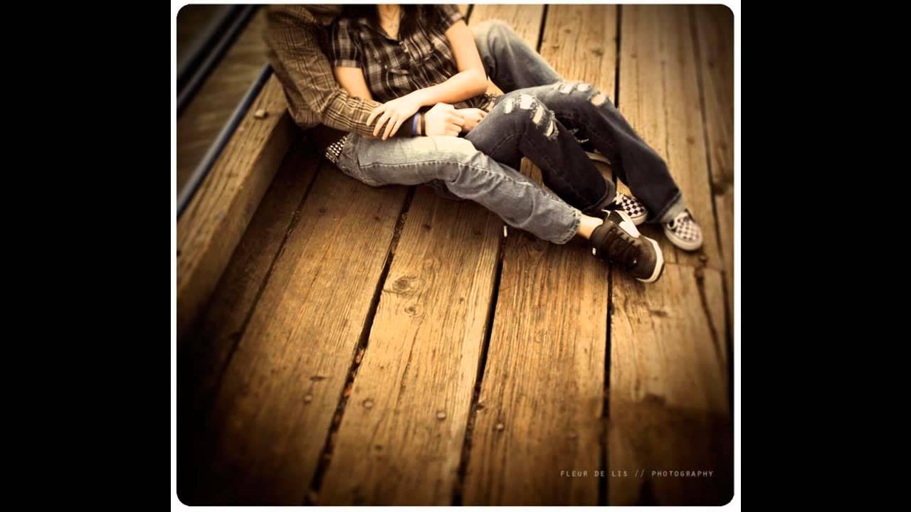 Парень с девушкой сидящей у него. Фотосессия с книгой на природе. Объятия влюбленных. Люди сидят обнявшись. Парень с девушкой сидящей у него.