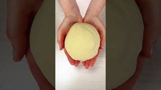 Veganska pica sa šparglom, crvenim lukom i rotkvicama