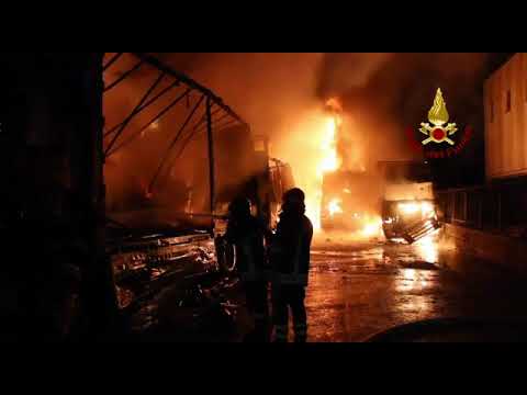 Montefredane, fiamme in un'azienda di trasporti: 12 autoarticolati bruciati