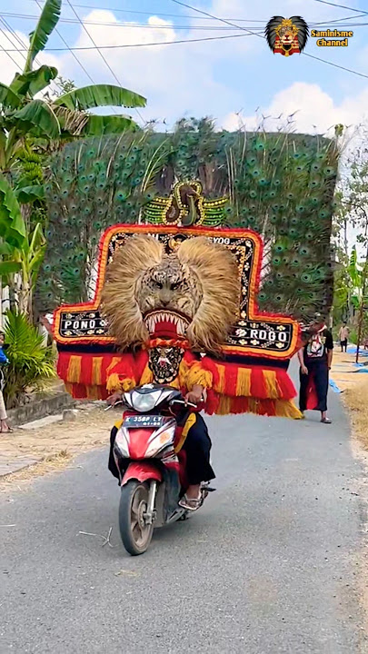 Atraksi reog naik sepeda motor dijalan raya