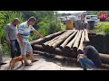 Moradores questionam obra de ponte com madeira usada