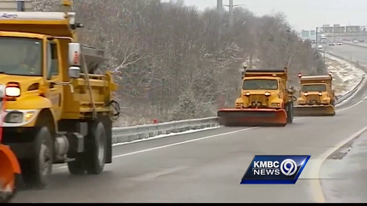 MoDOT crews pre-treat roads ahead of winter weather - YouTube